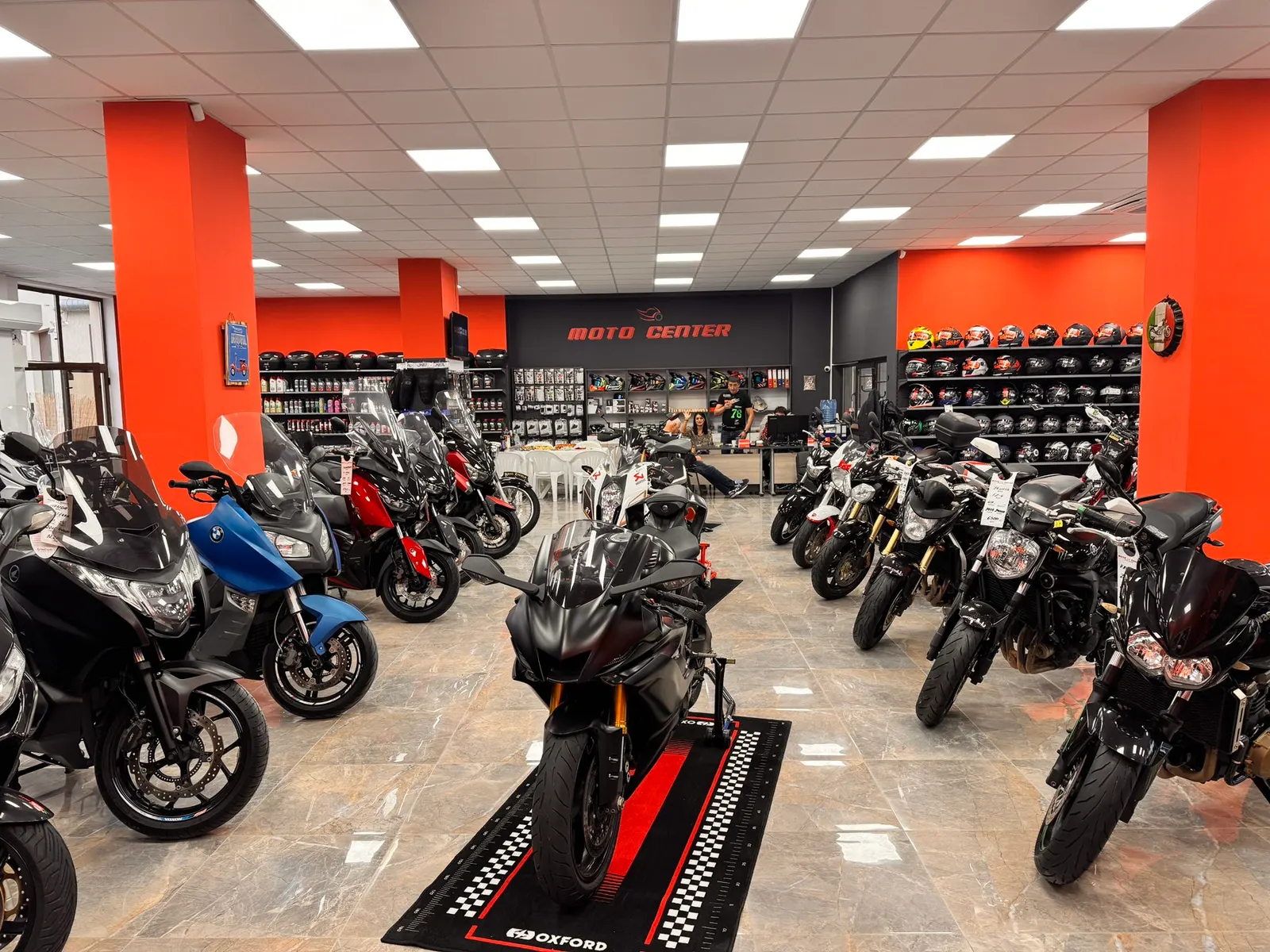 Шоурумът на Moto Center Varna с редица ��отоциклети